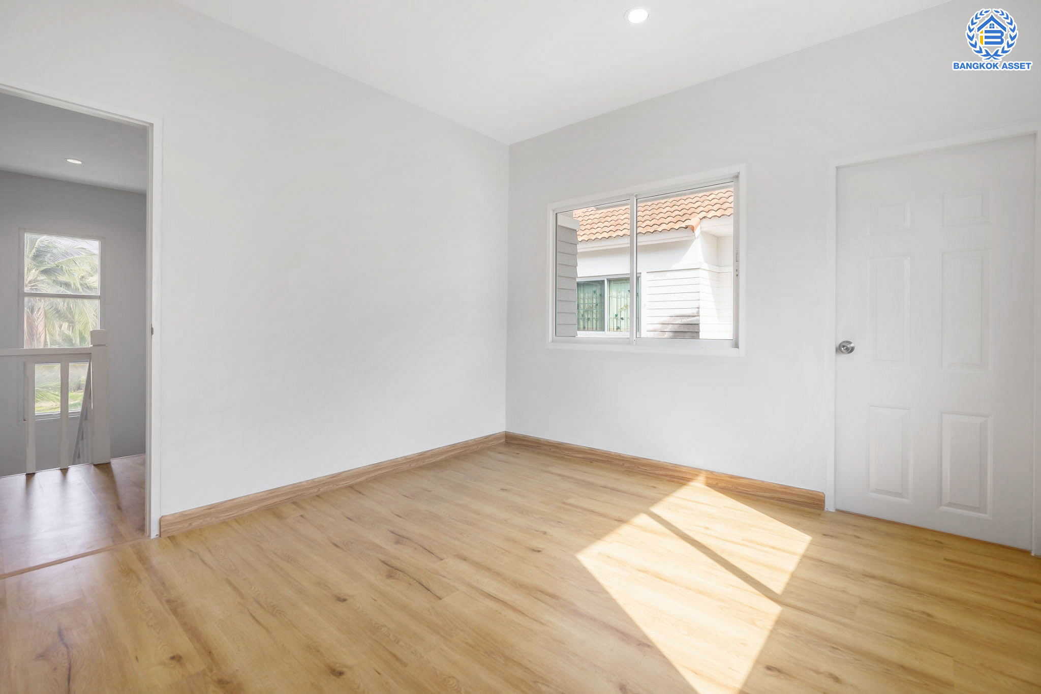 บ้านมือสองตกแต่งใหม่ หลังใหญ่พิเศษ! แปลงมุม! ม.บุษราคัม กรีนวิลล์ ปิ่นเกล้า-วงแหวน เนื้อที่ 71 ตร.ว. พื้นที่ใช้สอยกว่า 228 ตร.ม. ฟังก์ชัน 3 ห้องนอน 2 ห้องน้ำ 1 ห้องอเนกประสงค์ขนาดใหญ่ จอดรถได้ 2 คัน พร้อมพื้นที่บริเวณบ้านเกือบ 100 ตร.ม. บนทำเลเดินทางสะดวก เชื่อมต่อทั้งปิ่นเกล้า-ศาลายา ใกล้เซ็นทรัลเวสต์เกต ทางด่วน "กาญจนาภิเษก" และรถไฟฟ้า "สถานีตลาดบางใหญ่"